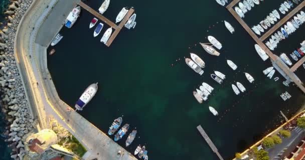 サンシャインでマルチャーナ マリーナ港上空表示 エルバ島 トスカーナ イタリア — ストック動画