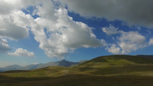 Mavi Bulutlu Gökyüzü Altında Yeşil Tepelerin Hareketli Görünümü — Stok video