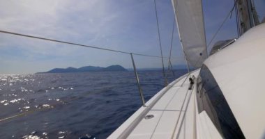 Yelkenli tekne Elba Adası'nda. Toskana, İtalya.