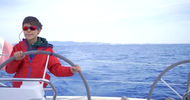 帆船に乗った若いスキッパー少年の肖像画 — ストック動画