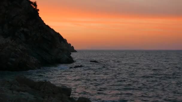 Moving Sea Waves Rocky Beach Med Sunset Sky — Stockvideo