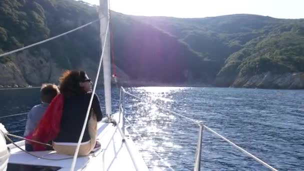 若いです女の子と一緒に海を見てセーリングボート — ストック動画