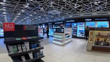 ISTANBUL, TURKEY - Nisan 2018: POV Sabiha Gokcen Uluslararası Havalimanı 'nda yürüyor.