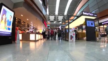 ISTANBUL, TURKEY - Nisan 2018: Sabiha Gokcen Uluslararası Havalimanı Vergisiz iç görünümü.