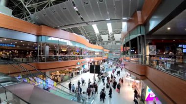 İSTANBUL, TURKEY - Nisan 2018: Sabiha Gökçen Uluslararası Havalimanı 'nda yürüyen yolcuların zaman aşımı.