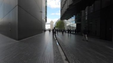 LONDON - Mayıs 2018: POV arka planda Tower Bridge ile Londra 'da yürüyor.
