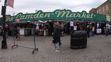 Londra - Haziran 2018: Camden Town Market, Camden Town, Londra, İngiltere'deki ünlü alternatif kültür mağazaları