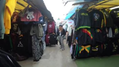 POV Camden Town Market 'te yürüyor, Camden Town' daki ünlü alternatif kültür dükkanları. Camden Town pazarlarına her hafta 100.000 kişi geliyor..