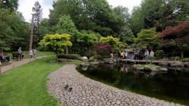Londra - Mayıs 2018: Hollanda Park 'taki Kyoto Japon bahçesini ziyaret edenler.