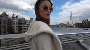 Londra 'da Milenyum Köprüsü' nde şehir haritasıyla birlikte genç kadın portresi