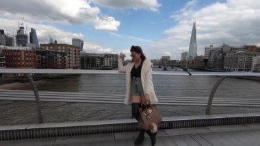 Londra 'da Milenyum Köprüsü' nde şehir haritasıyla birlikte genç kadın portresi