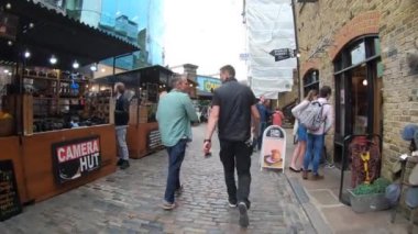 POV Camden Town Market 'te yürüyor, Camden Town' daki ünlü alternatif kültür dükkanları. Camden Town pazarlarına her hafta 100.000 kişi geliyor..