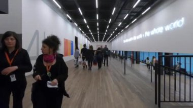 POV, Tate Modern Sanat Galerisi 'nin barında insanlarla yürüyor. Londra 'daki eski Bankside Elektrik Santrali, South Thames Embankment.
