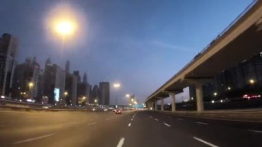 DUBAI - Ekim 2018: alacakaranlıkta otobandan POV sürmek. Görüntüyü hızlandır.