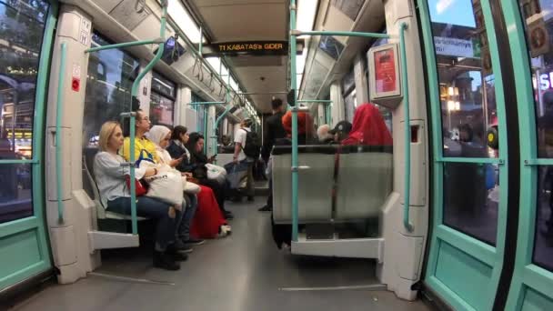 Istanbul Turkey Kwiecień 2018 Pasażerowie Współczesnym Tramwaju Mieście — Wideo stockowe