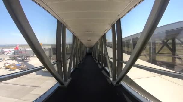 Istanbul Turkey April 2018 Pov Walking Airport Corridor Airplane — Vídeo de Stock