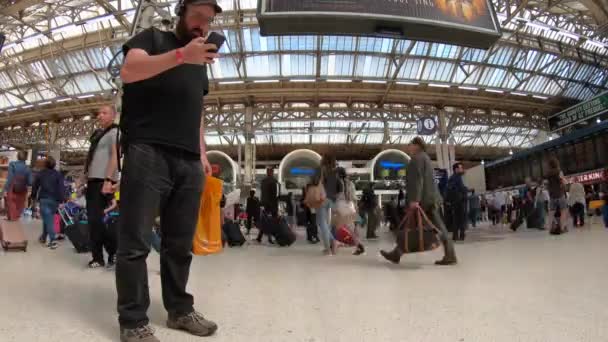Londen Mei 2018 Tijdsverloop Van Victoria Station Interieurweergave Het Metrosysteem — Stockvideo