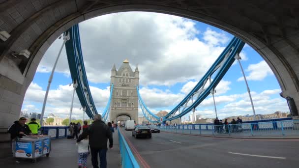 2018年5月 塔桥交通 Tower Bridge 建于18861894年 是一座总长度244米 801英尺 的地下和悬索桥 — 图库视频影像