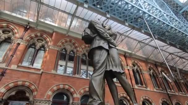 London June 2018 Sisustusnäkymä Pancras Rautatieasemalle Paul Dayn Syleilevän Pariskunnan — kuvapankkivideo