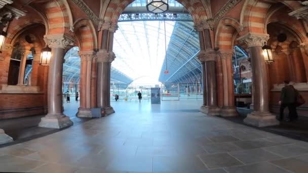 Londres Maio 2018 Pov Caminhando Dentro Estação Ferroviária Pancras — Vídeo de Stock