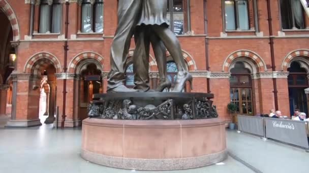 Londres Juin 2018 Vue Intérieure Gare Pancras Avec Sculpture Embrassing — Video