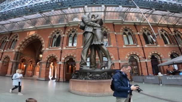 ロンドン 2018年6月 ポール デイによるカップルの彫刻を持つセント パンクラス駅のインテリアビュー — ストック動画