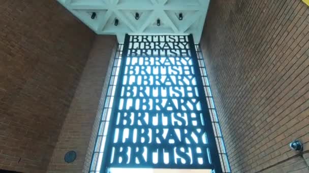 ロンドン 2018年5月 LidaとDavid Kindersleyによって設計されたBritish Libraryの入り口ゲート 国立図書館である大英図書館は1973年に大英博物館から分離された — ストック動画