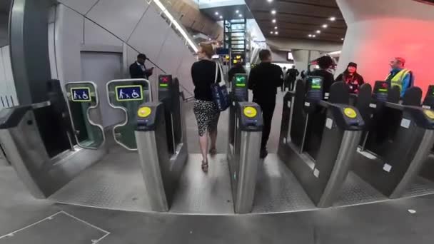Londen Juni 2018 Man Komt Metrostation Binnen Met Oesterkaart Het — Stockvideo