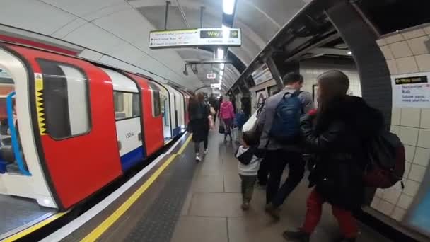 London Maj 2018 Pov Promenader Innanför Victoria Station Det Underjordiska — Stockvideo
