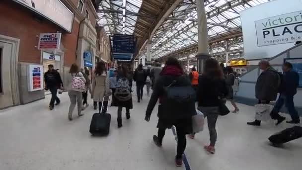 Лондон 2018 Пов Прогуливается Внутри Станции Виктория Подземная Система Обслуживает — стоковое видео