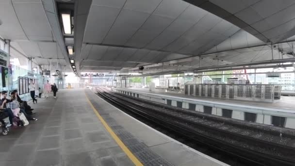 Лондон Июнь 2018 Люди Внутри Железнодорожного Вокзала Блэкфрайерс — стоковое видео