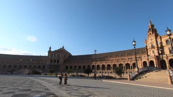 スペイン広場 Plaza Espana は1928年に建設された地域主義建築の一例で ルネサンス様式とムーア様式が混在している スペインのセビリア — ストック動画