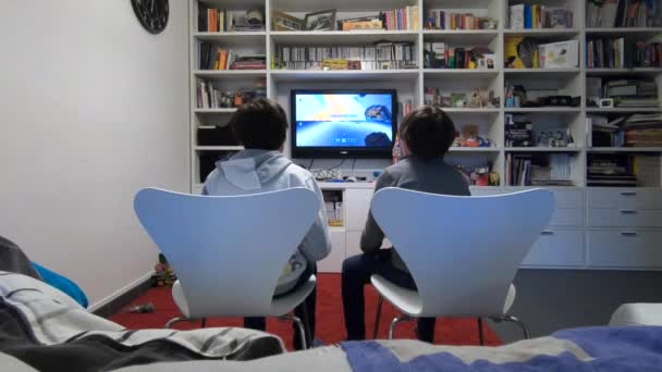 Bologna Italia Octubre 2018 Niños Pequeños Jugando Videojuegos Con Play — Vídeo de stock