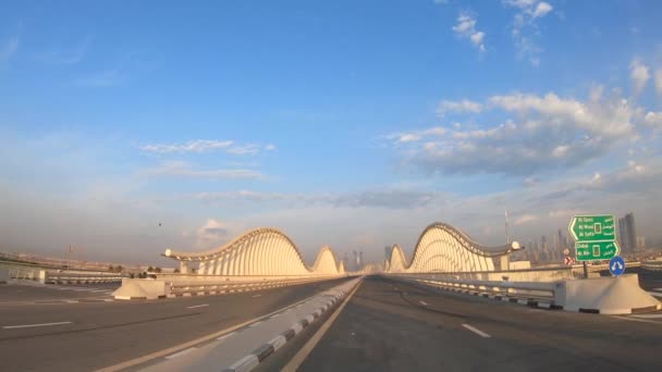 Pov Driving Meydan Bridge Sunshine Blue Sky City Skyline Background — Vídeo de Stock