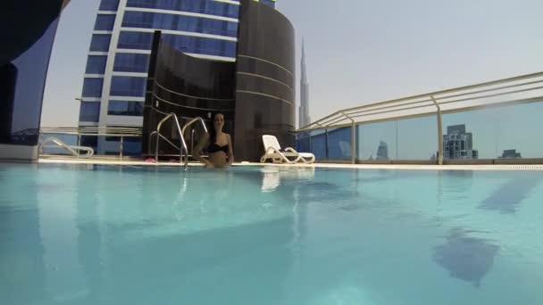 Happy Woman Footage Wearing Bikini Swimming Pool Dubai — Video Stock