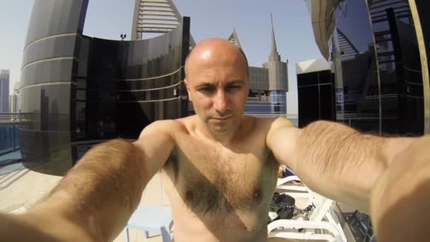 Imágenes Hombre Feliz Con Cámara Nadando Piscina Dubai — Vídeos de Stock