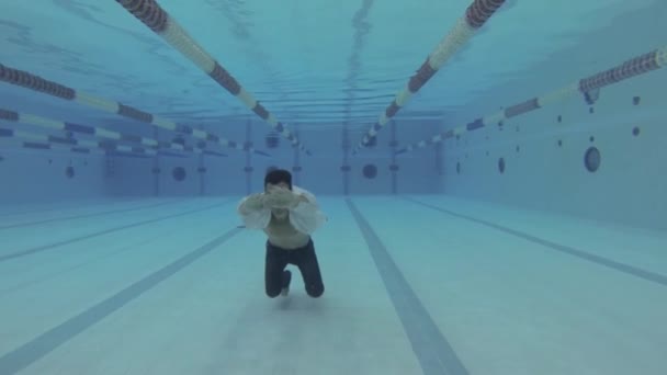 Portrait sous-marin de l'homme dans une piscine — Video