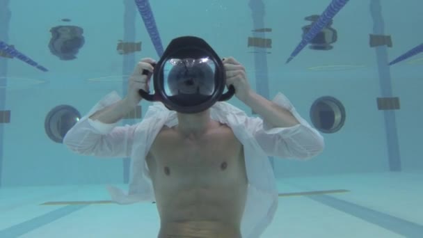 Retrato submarino del hombre en una piscina — Vídeos de Stock