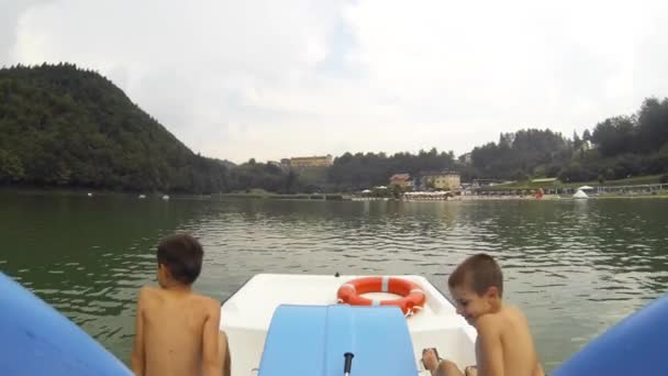 Imágenes Dos Chicos Catamarán Lago — Vídeo de stock