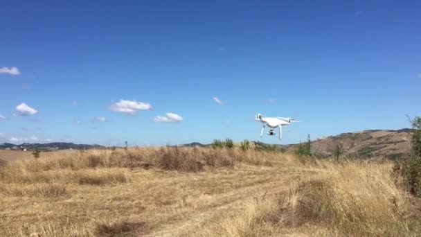 Witte Quadcopter Die Het Droge Land Vliegt — Stockvideo