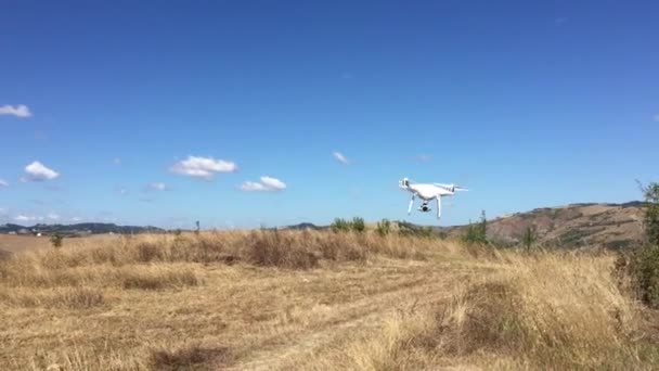 Quadricottero Bianco Che Sorvola Campagna Asciutta — Video Stock