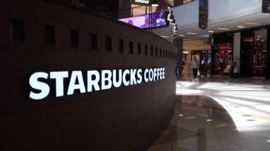 Dubai - Ekim 2018: Dubai Mall içinde Starbucks kahve.