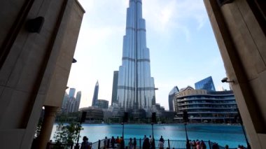 DUBAI - Ekim 2018: Burj Halife Kulesi 'nin panoramik manzarası ve fıskiyeleri, dünyanın en uzun insan yapımı yapısı, 829.8 metrede (2,722 feet)).