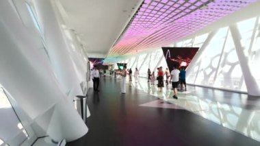 Dubai - Ekim 2018: Dubai Frame iç görünüm. Dubai Frame, Zabeel Park'Ta mimari açıdan önemli bir yerdir..