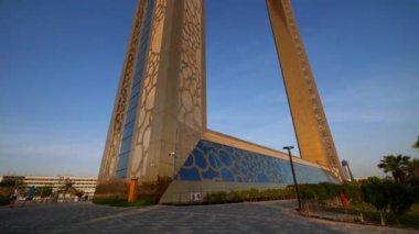 Dubai - Ekim 2018: Dubai Frame yakın görünüm. Çerçeve Zabeel Park mimari bir dönüm noktasıdır. The Guardian gazetesi tarafından gezegendeki en büyük resim çerçevesi olarak tanımlanmıştır..