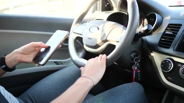 Dubai Oktober 2018 Vrouw Die Tijdens Het Autorijden Een Mobiele — Stockvideo