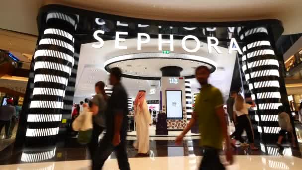 Dubai 10月 2018 人々が歩いてショッピングモール内のセフォラ店 セフォラ Sephora 1970年にパリで設立されたフランスを拠点とするパーソナルケアと美容の多国籍チェーン店です — ストック動画