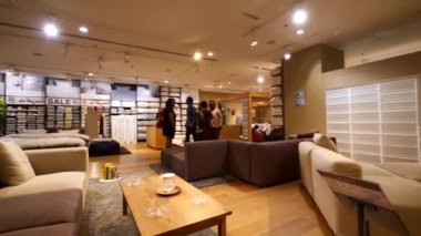 Dubai - Ekim 2018 Dubai AVM 'deki Muji Mağazası. MUJI giysi ve aksesuarların yanı sıra ev ve dekor ürünleri satan popüler bir Japon markasıdır..