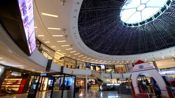 Dubai October 2018 Dubai Marina Mall Interior Panning View — Video Stock