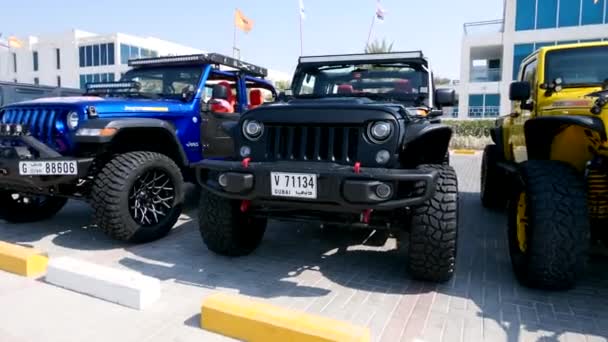 Dubai Oktober 2018 Scenic View Offroad Vehicles Parked Street — Stockvideo